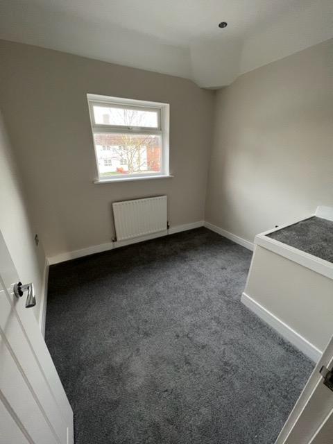 Clean and tidy carpeted room